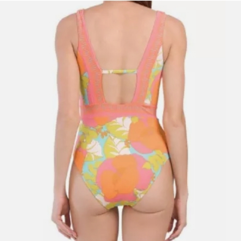 Swimsuit - Picture 3 of 8